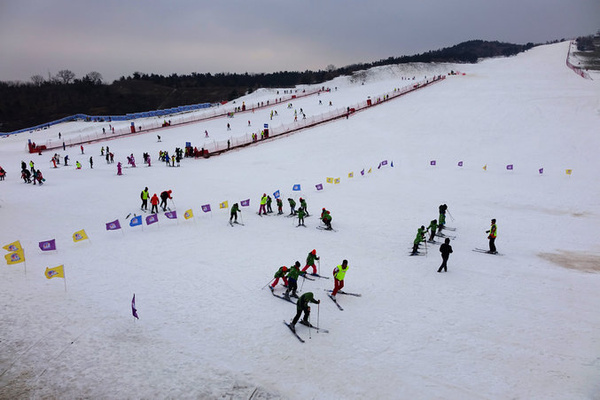 青岛西海岸新区:藏马山滑雪场"动人"不商量