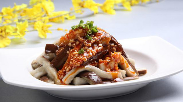蒜泥茄子，柔软香润,味鲜咸微带蒜香，真的很好吃~