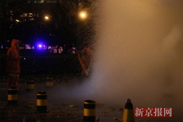 事发现场正进行抢修。新京报记者 周岗峰 摄