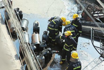 昨天上午,西安城東十里鋪街辦楊家灣村一商店忽然起火,左近多名商戶均稱聽到爆破聲,消防職員從火中搶出25個液化氣罐。
