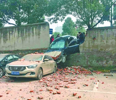 司机油门当成刹车踩 轿车撞穿院墙“追尾”另一车