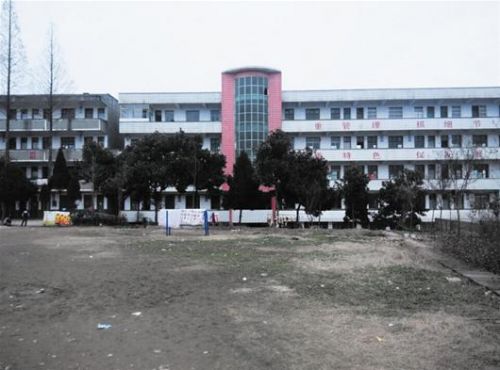 学校连招牌都没有