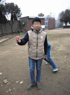 学生演示当时摆拍情景