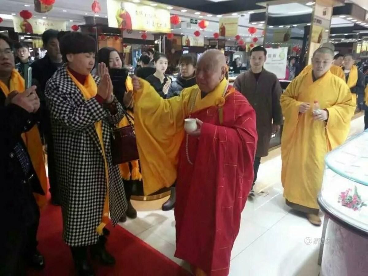山东一企业腊八邀高僧办珠宝开光盛典 场面壮观