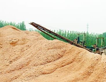 记者最近在山东潍坊发现,当地部分砂石场老板将麻刚石粉碎成沙出售.