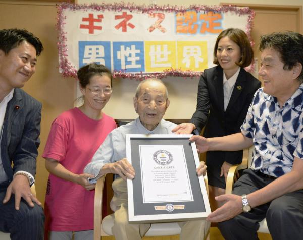 名古屋市守山区世界最长寿男性小出保太郎。 东方IC 资料