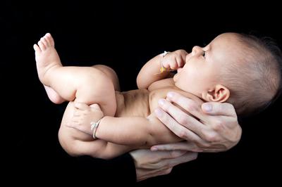 不让宝宝吃手就是阻碍宝宝发展?