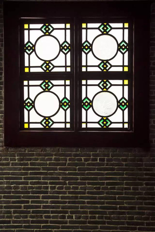 ▼大屋的横门上往往有做成半圆形带蝴蝶图案的彩色玻璃窗,俗称"蝴蝶窗