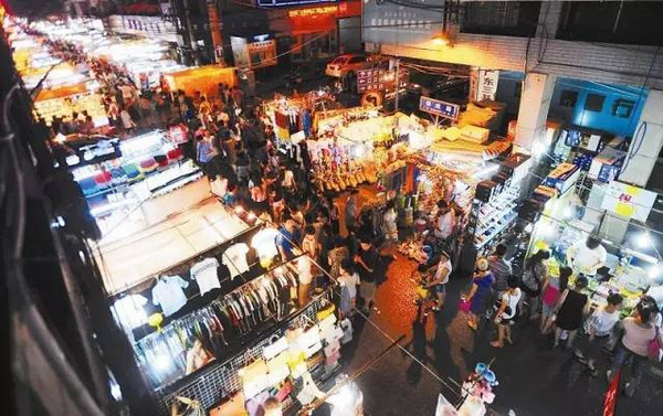 武汉诸多夜市里,最好的数大成路夜市了,商品齐全铺子也很多,乘车也