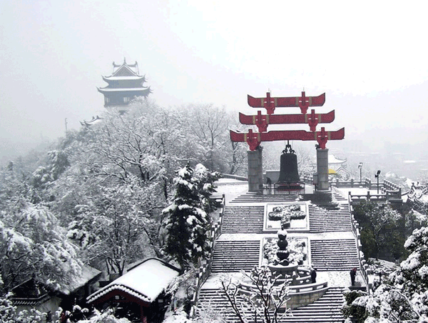 两个黄鹂鸣翠柳 一行白鹭上青天 窗含西岭千秋雪 门泊东吴万里船