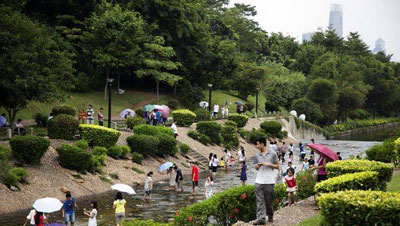 公园位于深圳市中部,占地面积147公顷,呈南北长条形分布,北接笔架山
