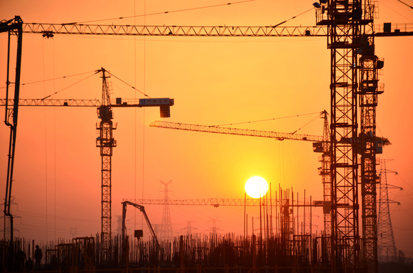 组图:夕阳下的建筑工地