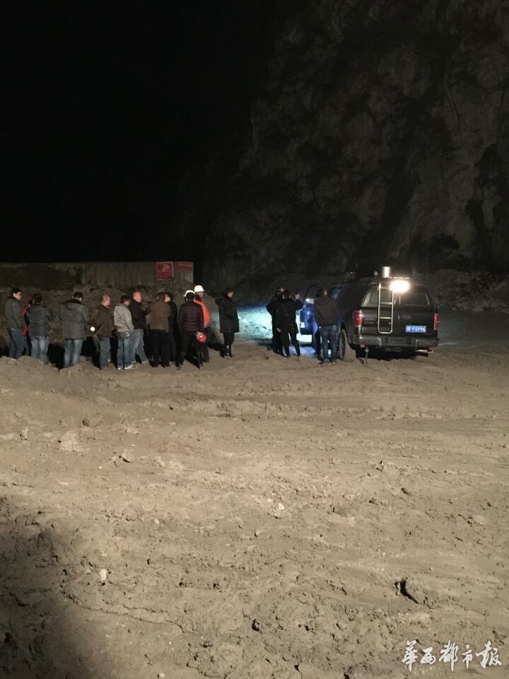 绵竹小岗剑山体垮塌约百万方 探测仪暂未发现有生命迹象