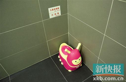 白云机场洗手间增加了儿童坐便器。