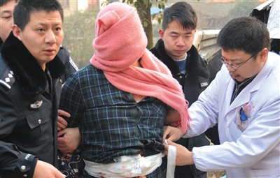 闯祸者胡家兵(中)被警方掌握。图/CFP