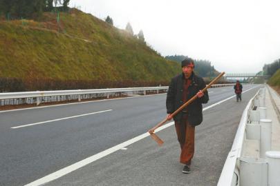 四川新高速路隔断出行路 村民结队横穿(图)