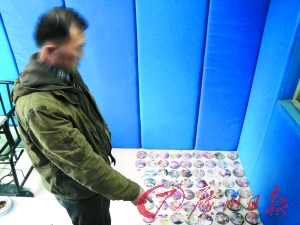 老人闲暇时常观看淫秽光盘 携数百黄碟乘车被拘
