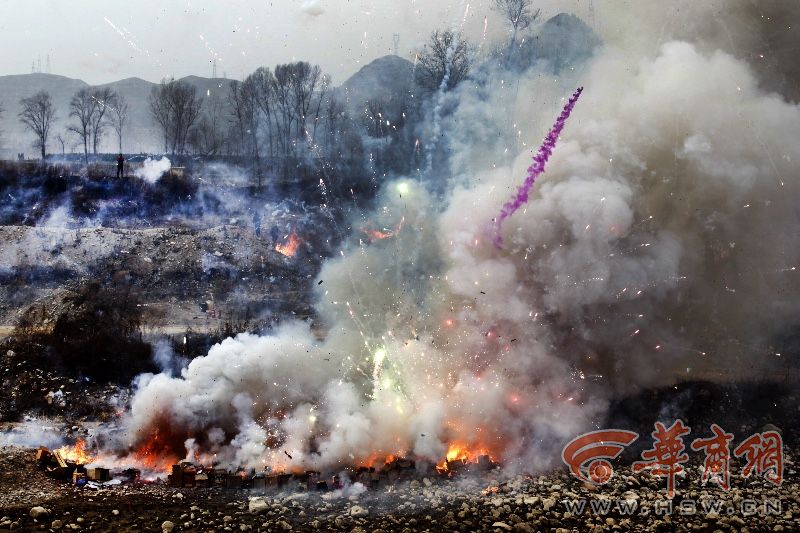 礼炮不时炸出点点亮光…1月19日下午,商洛警方销毁非法烟花爆炸产品