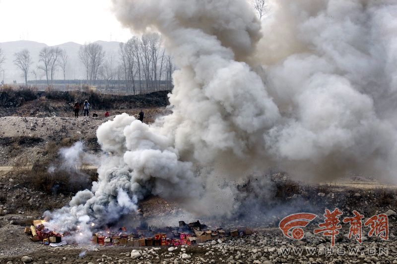 礼炮不时炸出点点亮光……1月19日下午,商洛警方销毁非法烟花爆炸产品