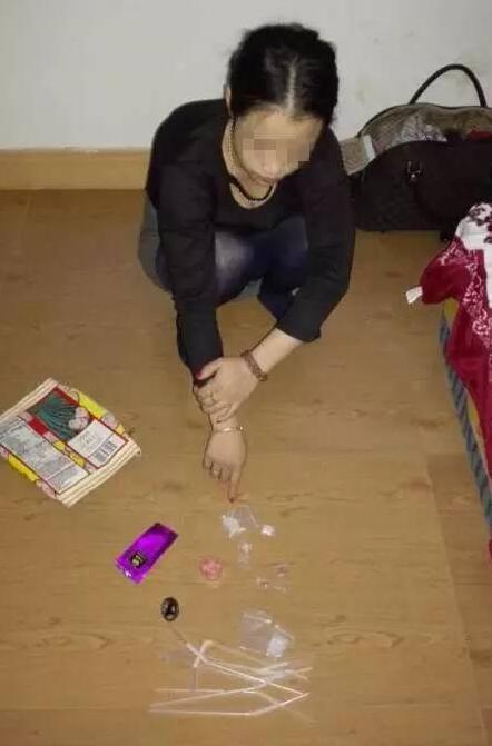 福建宁德90后母亲忙于吸毒贩毒,1岁孩子独留家中饿得吃纸