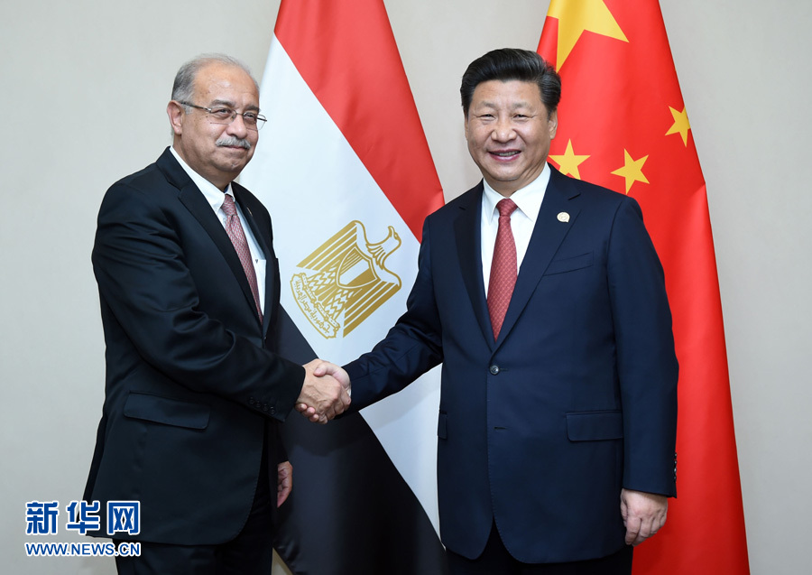 2015年12月4日,中国国家主席习近平在约翰内斯堡会见埃及总理伊斯梅尔。新华社记者张铎 摄