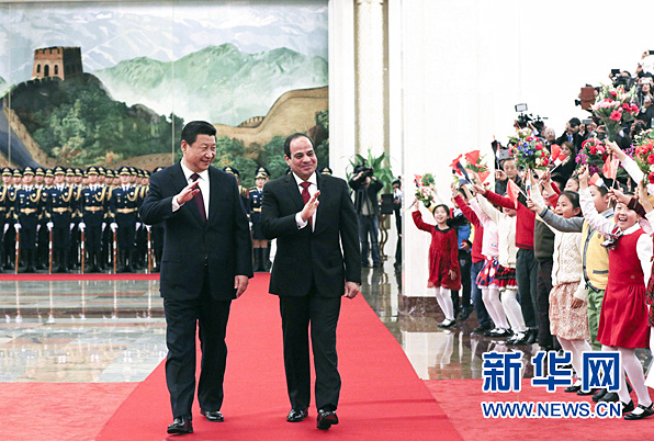 2014年12月23日,中国国家主席习近平在北京人民大会堂同埃及总统塞西举行会谈。会谈前,习近平在人民大会堂北大厅为塞西举行欢迎仪式。新华社记者刘卫兵 摄
