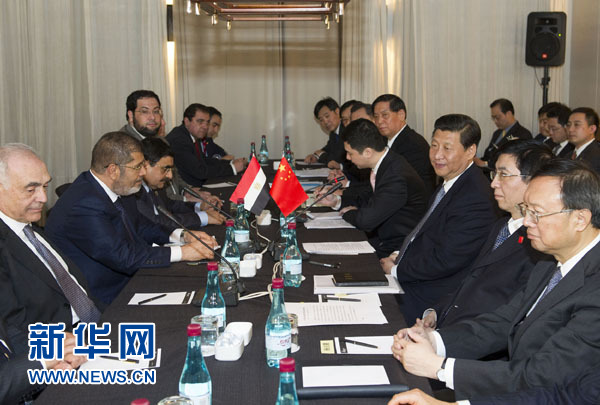 2013年3月27日,中国国家主席习近平在南非德班会见埃及总统穆尔西。新华社记者 黄敬文 摄