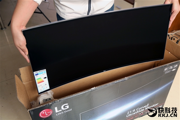34英寸曲面屏幕非常的宽大、沉重，搬运时轻拿轻放。