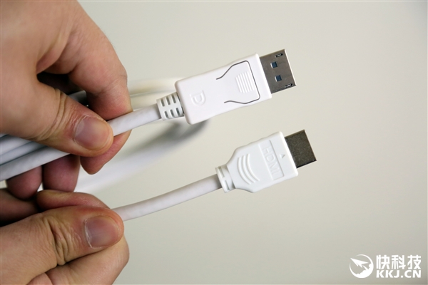 DispalyPort线缆（上）、HDMI线缆（下）