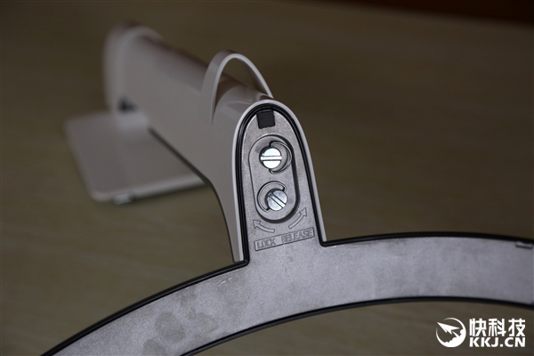 底座已经连接在支架上