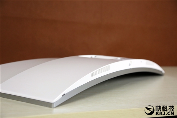 1900R的曲率演绎出完美弧线，底部隔栅内部隐藏有扬声器，左右各一。