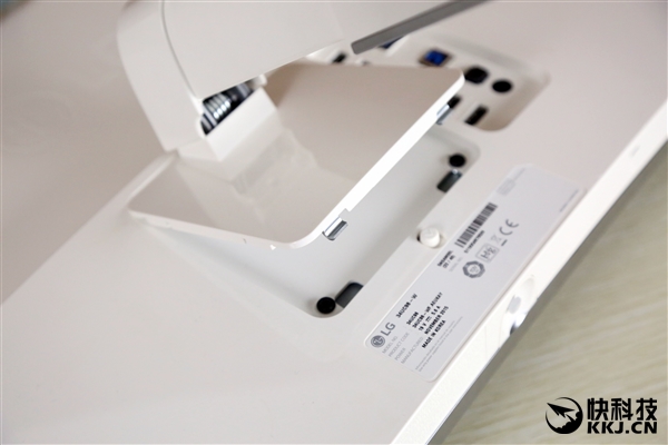 34UC98采用了全新设计的支架快拆机构，无螺丝一步安装。