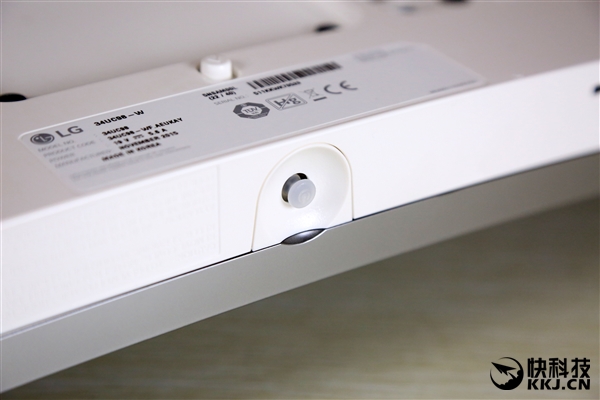 屏幕底部摇杆按键，能够执行亮屏/熄屏、启动功能菜单等操作。