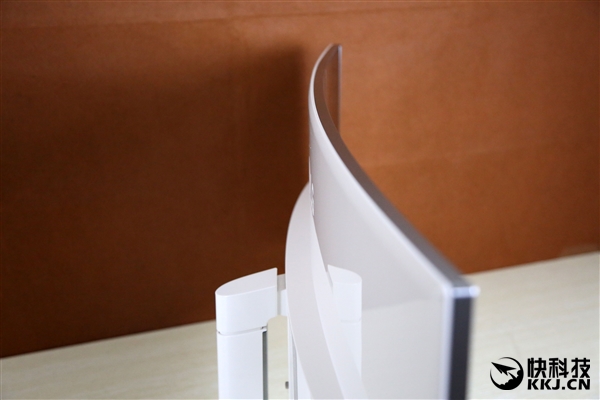 从这个角度看起来，弯曲更加明显。