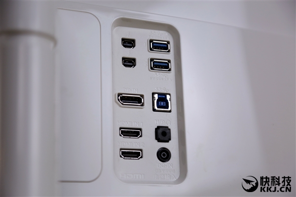 背部接口特写：两个HDMI、一个DP接口、两个Thunderbolt 2雷电接口、两个USB 3.0、一个耳麦二合一插孔、一个电源接口。