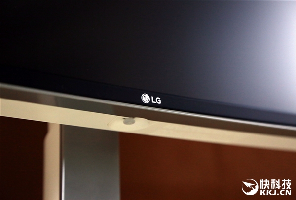 黑色屏幕、银色LOGO和金属外框，简约、上档次。