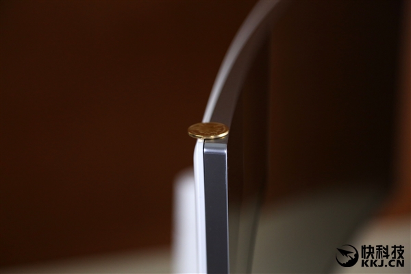 34UC98屏幕边缘最薄处不及一枚5角硬币直径，全金属边框提供了足够的支撑力和保护。