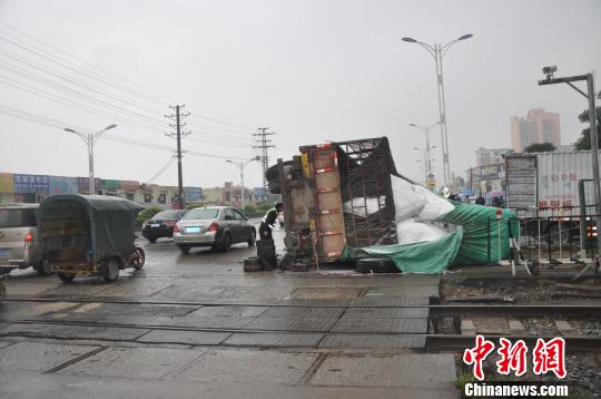广西钦州：男子在一秒钟成功躲过侧翻大货车(图)