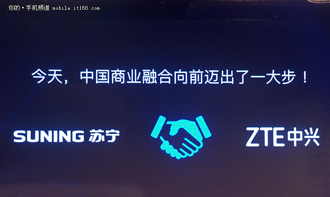 这次合作苏宁将以19.3亿元投资努比亚手机,未来三年苏宁包销1000万努比亚智能手机,努比亚将为苏宁旗下的PPTV提供研发技术支持出定制手机,努比亚手机以后将内置苏宁和PPTV的全家桶系列。值一提的事,发布会多次提到未来双方将一同研发智能VR眼镜。
