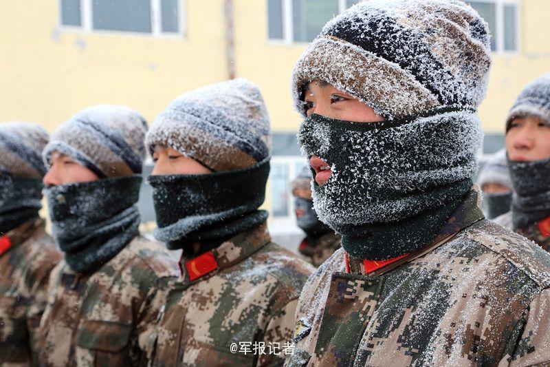 武警零下20多度雪地练兵(组图)