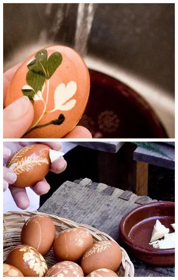 全部绑好后将鸡蛋与洋葱皮一起放入锅里煮,洋葱皮主要是起染色作用.
