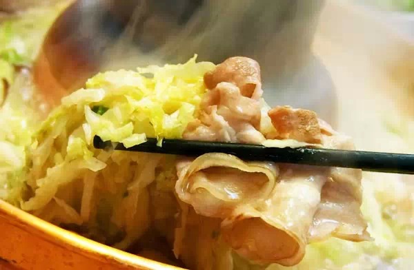 想知道咱家大柴锅炖出来的酸菜汆白肉有多解馋吗?来黑龙江!