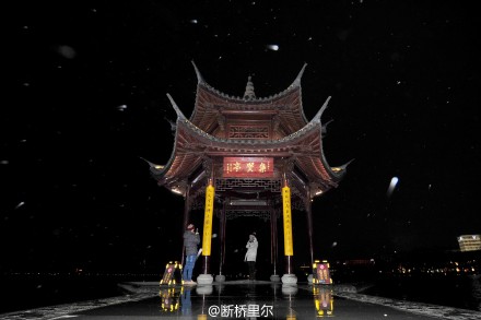 杭州飘起今年第一场雪 气温高过北方感觉更冷