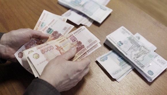 俄罗斯卢布兑美元跌至历史新低 受油价下跌拖