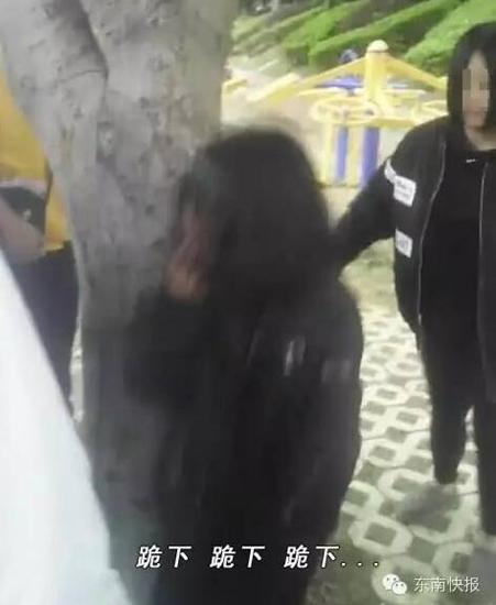 福建2名初三女生暴打学妹 满嘴脏话逼其跪下(