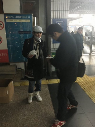 肖镒舟地铁发口罩