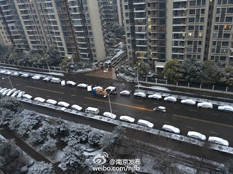 昨天凌晨,江苏南京呈现积雪。 图像来自微博@南京公布