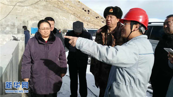 海北军分区司令员王宝平在一线组织救援指挥