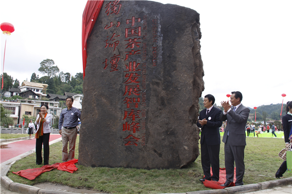 独山邦力达农资公司总经理余明莉当选商会会长,黔南九洲建筑装饰有限