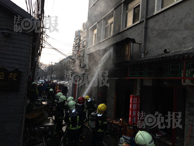 法制晚报讯(记者 杨益)今天下午3时45分,东城区香饵胡同东口南侧一底商面馆起火。法制晚报(微信ID:fzwb_52165216)记者赶到现场时,消防队员基本将大火扑灭。起火面馆的门脸,玻璃门窗和店内设施均已全部烧毁,消防队员正在检查面馆内是否还有余火。